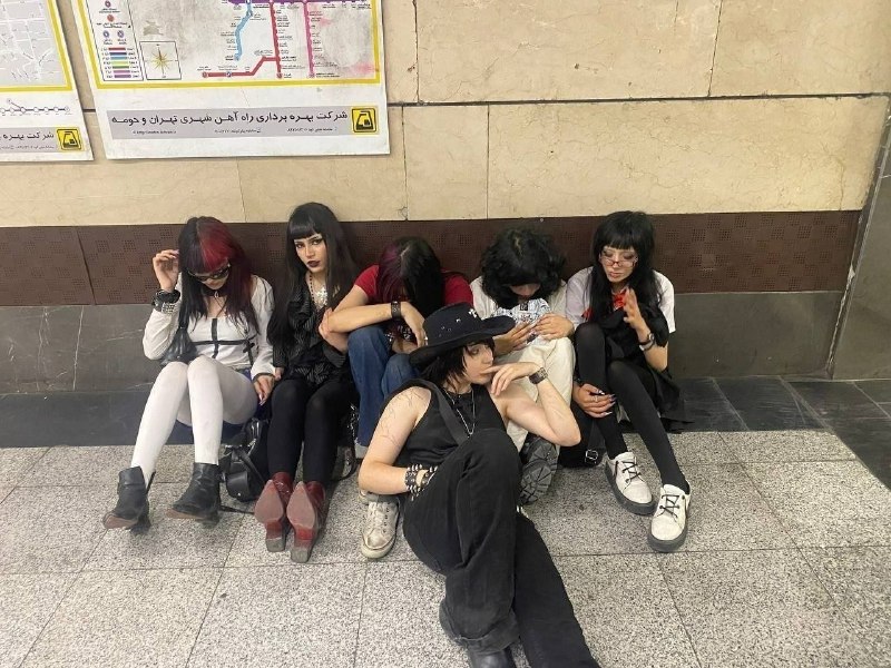 عمارمدیا: 💢جامعه‌ی آرمانی مداحان صورتی مانند پویانفر و آخوندهای صورتی مانند فتحی که از فتنه زن زندگی آزادی و سلبریتی های خط مقدم ف