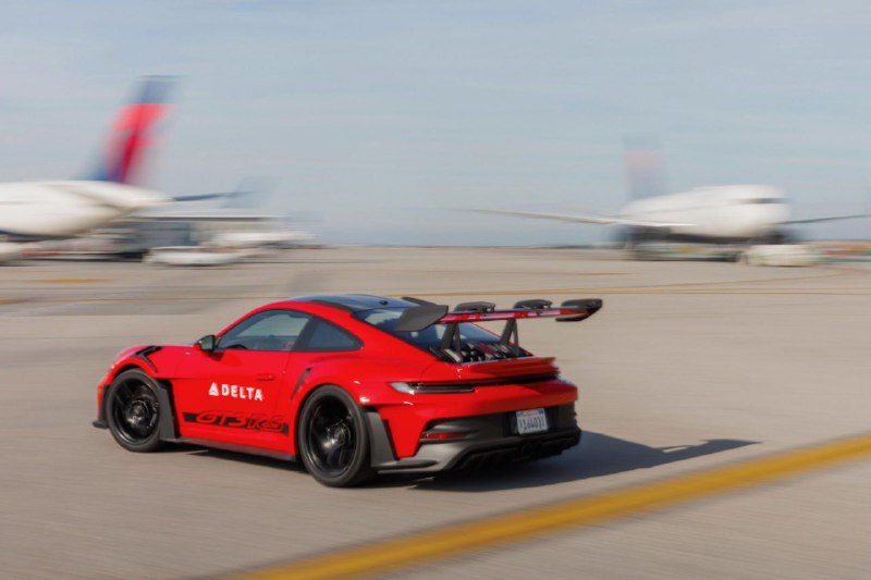 Porsche 911 GT3 RS доставит опаздывающих пассажиров на рейс за 240 000 $ 2