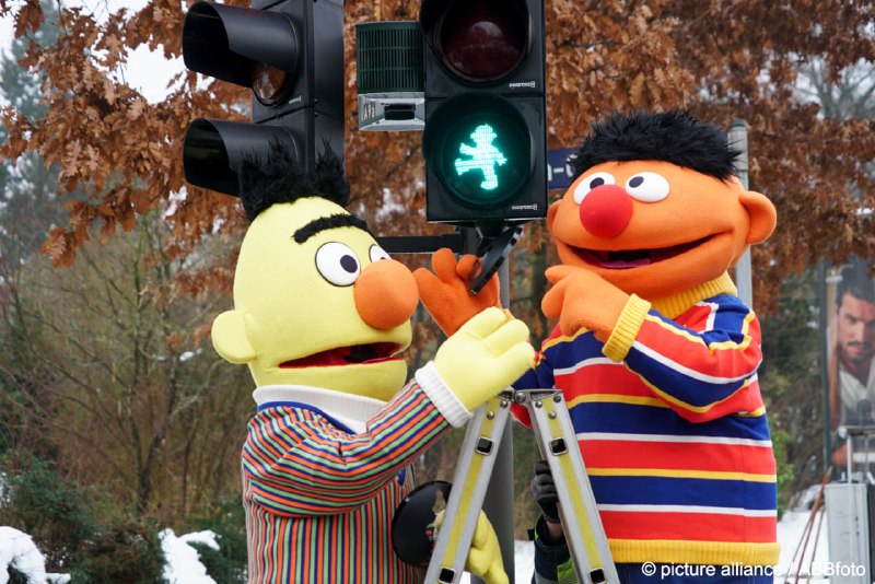 На светофорах в Гамбурге появятся персонажи "Улицы Сезам"С 13 января в Гамбурге заработают светофоры с изображением Эрни и Берта из "Улицы Сезам". Персонажи появятся на двух перекрестках рядом со студией телеканала NDR, где много лет снимают немецкую верси