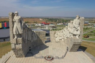 В Ростовской области в результате атаки беспилотников по военно-историческому музейному комплексу «Самбекские высоты» пострадали 12 человек, написал губернатор:«Удар пришелся по основному зданию военно-исторического музея, где расположен информационно-выст