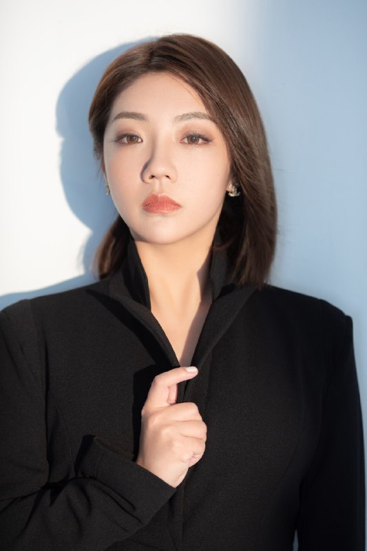 这套也太A太我本人了，脸好精致！比我2019年底摄影师拍的好看，灰灰这审美真的绝了！@杨灰灰Zelda 🧡🧡🧡上面三张45AI，战胜我的摄影师系列