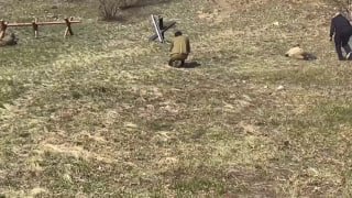 В Бурятии во время военной реконструкции пьяный зритель выхватил у актёра пистолет и пошёл в атаку на немцев. Реквизит у «патриота» в итоге отобрали и отправили домой отсыпаться.«Полиции не стали сдавать — ничего же такого не случилось, зачем праздник порт