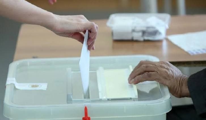 על פי הערכות ראשוניות, מפלגת "היזם" מובילה בסטפנוון לפי נתונים ראשוניים, מתוך 13,300 אזרחים שהשתתפו בבחירות…