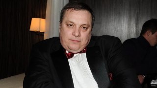 Продюсера «Ласкового мая» Андрея Разина (на первом фото) объявили в розыск — ТАСС со ссылкой на материалы дела По данным агентства, Разина обвинили в мошенничестве в особо крупном размере с денежными средствами поэта Сергея Кузнецова. Кузнецов — первый рук