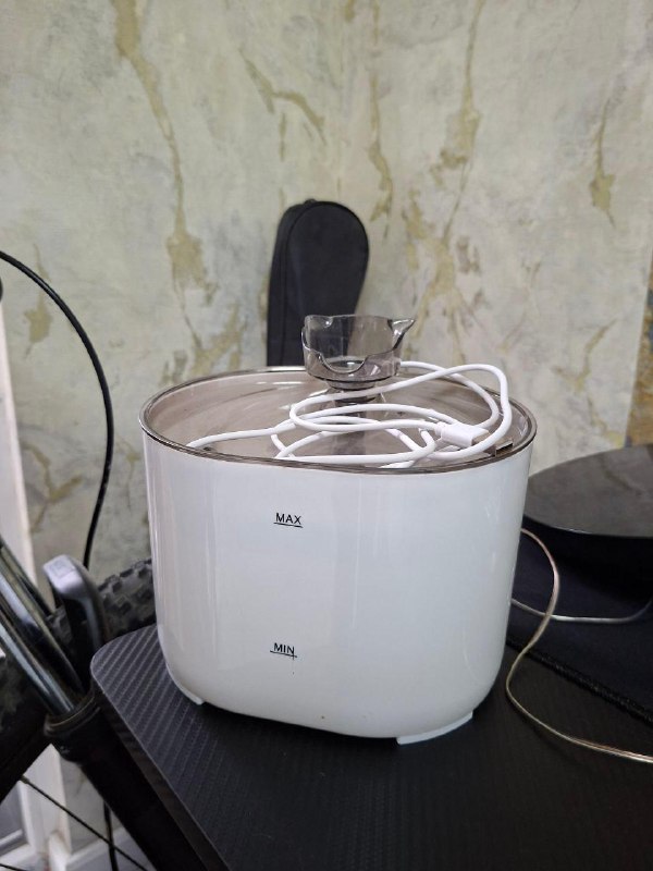 Продам проточную поилку для животных, по сути просто гоняет воду через маленький фильтр, но кошкам н