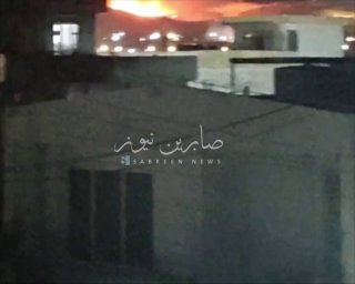 עמודי אש עולים מאחד מבסיסי האויב האמריקאי בסולימניה