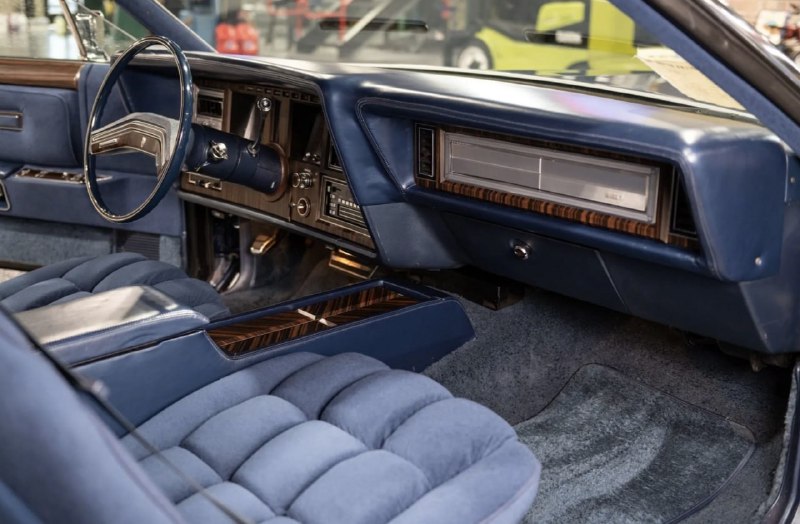 В США выставили на аукцион «капсулу времени» Lincoln Continental Mark V 4