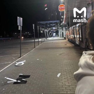 Обломки украинского беспилотника упали на торговый центр в Чебоксарах. ВСУ пытаются атаковать российские регионы — сирены звучат сразу в нескольких городах.Временные ограничения ввели в аэропортах Самары, Казани, Нижнекамска, Пензы, Ульяновска, Оренбурга, 