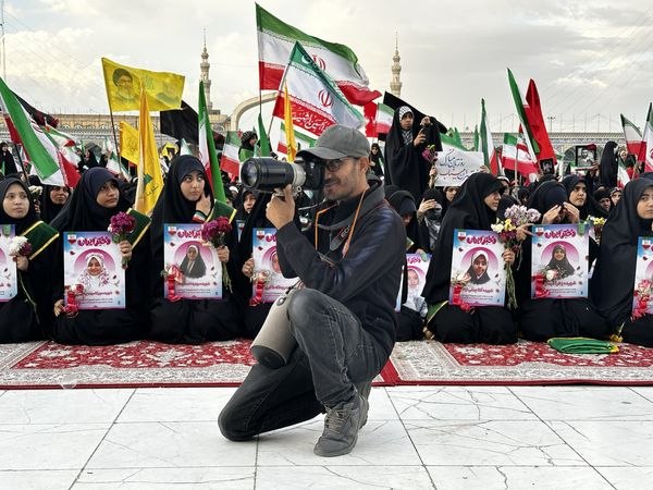 اخبار قم: عکاسی که قاب‌هایش را وقف مردم و جهادگران کرد🔹️حسین شاهبداغی عکاس خبری که چهارده سال است دوربینش را سلاح جهاد کرده می‌گوی