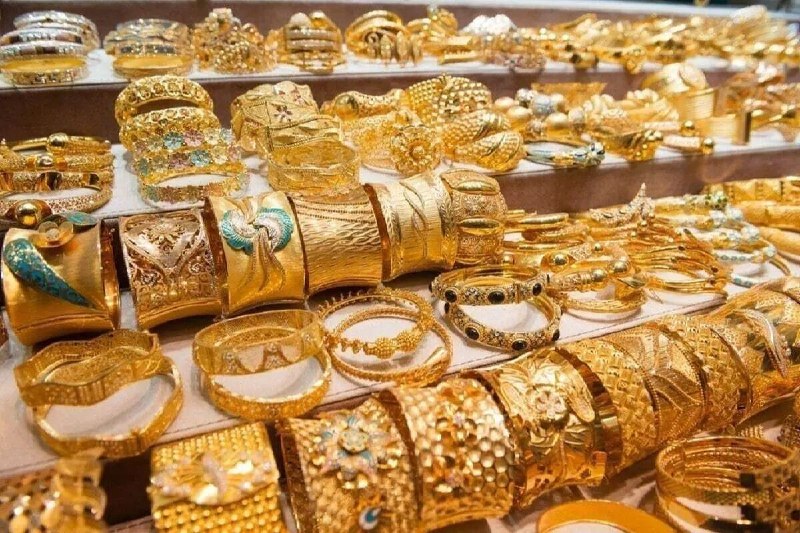 صفحه اقتصاد: 🔸نایب‌رئیس اول اتحادیه طلا و جواهر تهران در گفتگو با "صفحه اقتصاد":بازار طلا زیر سایه خبرها / دلار همچنان فرمان بازار را