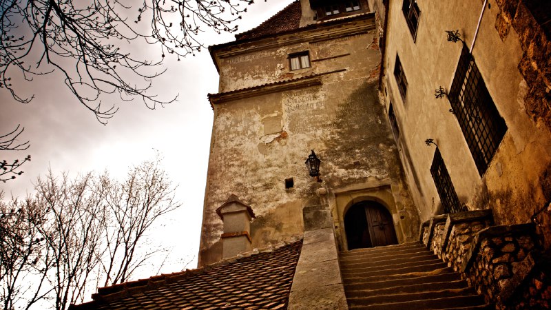 Under the Halloween spellEntrance of Bran Castle in Bran, Brașov, Romania (© blue sky in my pocket/Getty Images)