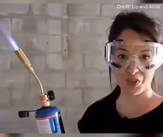 神奇的居里点温度（Curie Point）～当铁块被加热到770℃以上，磁铁就吸不上铁块。@knowledge1024