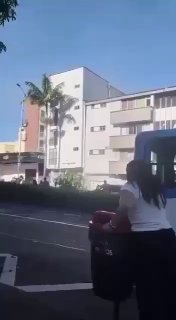 צילום פראי: בניין קורס בעקבות רעידת אדמה בעוצמה 7.4 במערב קולומביה.