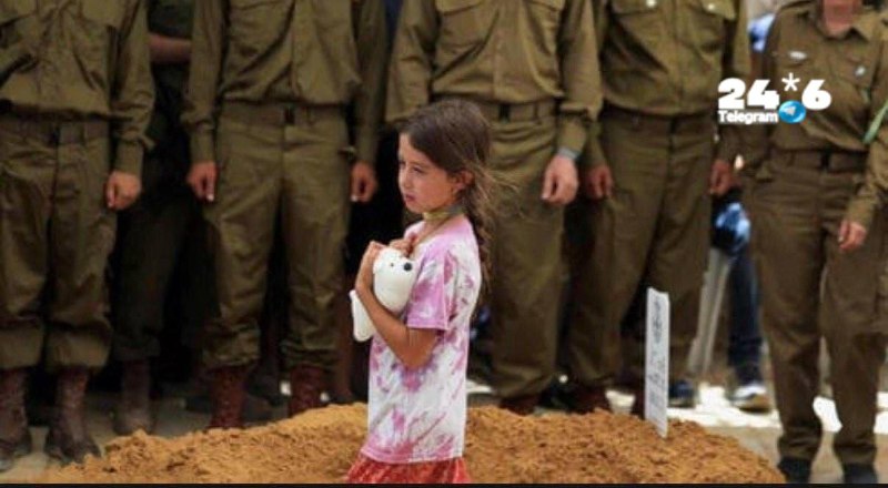 🇮🇱 תמונה שוברת לב : בתו של רס״ן הראל בירנשטוק שהובא למנוחות היום אחרי שנפל בלבנון.