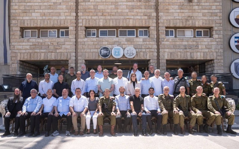 אלוף פיקוד המרכז, אבי בלוט, בהרמת כוסית לשנה החדשה עם ראשי מועצת יש״ע: ״השותפות בינינו היא שמייצרת סיכול טר…