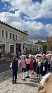 «Чтобы весь мир говорил на русском, изучайте автомат Калашникова». Участник войны выступил перед школьниками на линейке в КрасноярскеУчастник войны Александр Клаус во время торжественной линейки в красноярском лицее № 11 призвал школьников изучать устройст