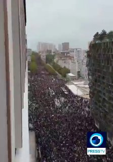 מאות אלפי מפגינים צרפתים מצטופפים ברחובות פריז.