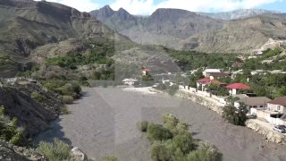 В Дагестане из-за ливней снова начались подтопления. В одном из районов ввели режим ЧСВ Гергебильском районе Дагестана ввели режим ЧС из-за подтоплений после сильных дождей, сообщает РБК. По данным местной администрации, решение приняли из-за ухудшения пав