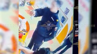 21-летний житель Забайкалья приехал на АЗС в полицейской форме, которую купил в интернете, и потребовал заправить его машину вне очереди, сообщает МВД.Нарушителя задержали, на него составили протокол о незаконном ношении полицейской формы. Штраф по этой ст
