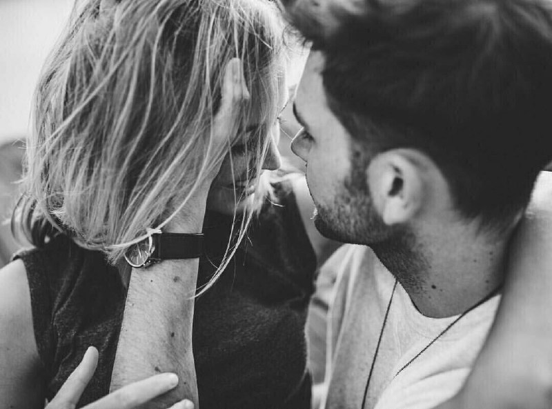 متن💞 شعر 💞دلنوشته: •🍂•از همان روزي كه... مويت را نشانم داده اي! تار ميبينم جهان را،گر چه چشمم سالم است...💜👫