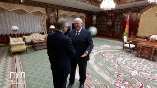נשיא בלארוס אלכסנדר לוקשנקו קיבל את מושל סנט פטרסבורג אלכסנדר בגלוב במינסק. הקצין התורן אסף את הדברים העיקר…