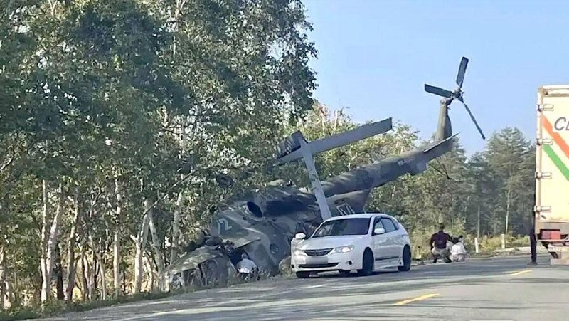מסוק Mi-8 רוסי נחת נחיתת חירום קשה בכביש מהיר בסחלין, ואז התגלגל לתעלה.