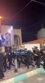 🎦 המכונית הנושאת את גופתו הקדושה של מנהיג המהפכה שנהרג הגיעה למקדש הקדוש של אמירול מומיין (AS).