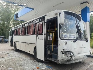 19 человек пострадали в результате атаки БПЛА на пассажирский автобус в Шебекино Белгородской области.«Пятнадцать граждан получили осколочные ранения, ещё у троих, предварительно, акубаротравмы. По оценке медиков, шесть пострадавших находятся в тяжёлом сос