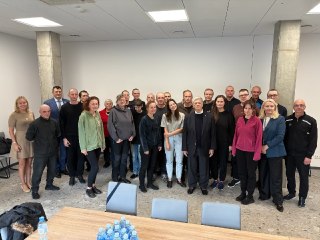 Лукашенко освободил 25 политзаключенных в обмен на снятие американских санкций с двух белорусских компаний.По итогам переговоров США сняли санкции с компаний «Лакокраска» и «Беллесбумпром», а белорусские власти отпустили 25 политзаключенных, заявил спецпос