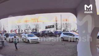 Причина взрыва на заводе в Нижнекамске — техническая неисправность одной из установок.По данным Mash, в цеху взорвался осушитель. В близлежащих домах выбило стекла, говорят местные. На видео — звук взрыва, попавший на камеру домофона. ❗ Не грузятся фото и 