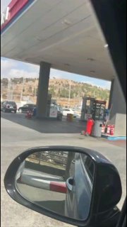כוחות הכיבוש עוצרים פלסטיני מרכבו, לאחר שתקפו אותו בכניסה למחנה אל-פאוואר, דרומית לחברון.