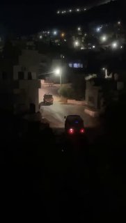 מראות של כוחות הכיבוש מסתערים על העיירה בית פוריק, מזרחית לשכם.