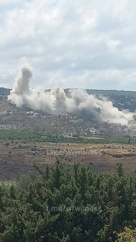 ️🇱🇧🇮🇱 תקיפות אוויריות ישראליות מכוונות אל העיירה אל מנצורי, דרום לבנון.