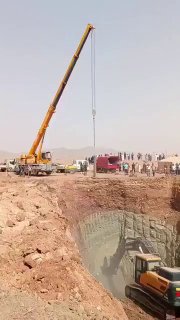 חופרים בור ענק וממשיכים במאמצים להציל את הילד איוב (בן 10) לאחר שנפל לבאר ארטזית במחוז אל-באיד, אלג'יריה.