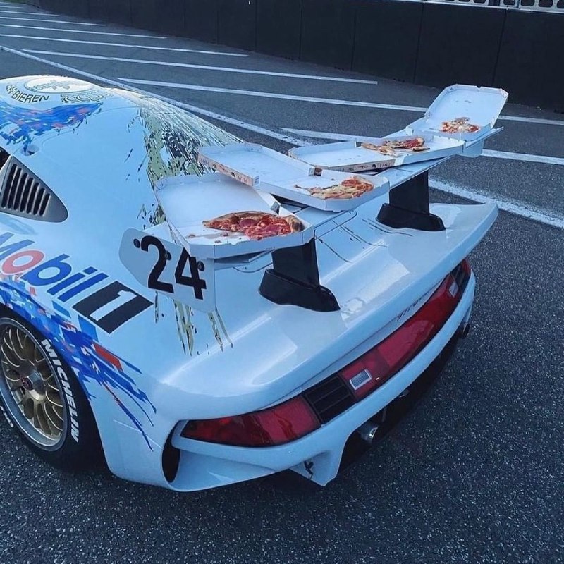 Кто сказал, что Porsche 911 GT1 непрактичная машина?