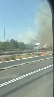 ערוץ 12: 21 צוותי כיבוי ו-4 כלי טיס נאבקים לכיבוי שריפה גדולה בשיחים בצומת בן שמן מזרחית לתל אביב.