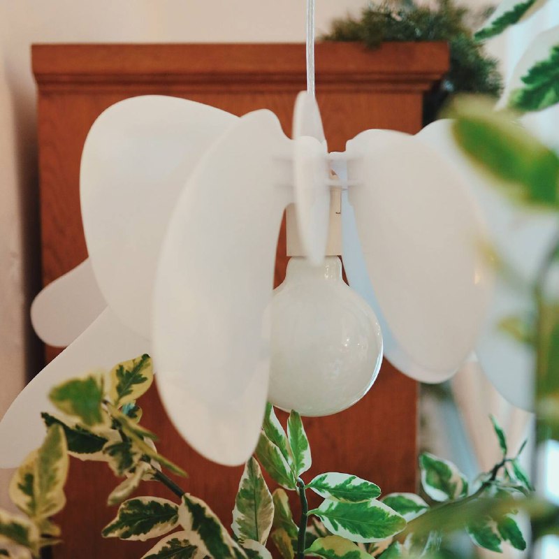 Подвесной светильник Vario Lamp сделан из белого органического стекла Plexiglas и прекрасно подойдет для минималистичных интерьеров. Каждый лепесто... - изображение 2 - светильник, vario, подвесной