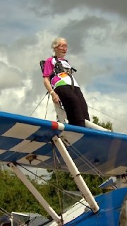 הבריטית הקשישה בטי ברומאג' (בת 97) שברה שיא גינס כאישה המבוגרת בעולם שערכה מופע אווירי על כנף מטוס, במטרה ל…
