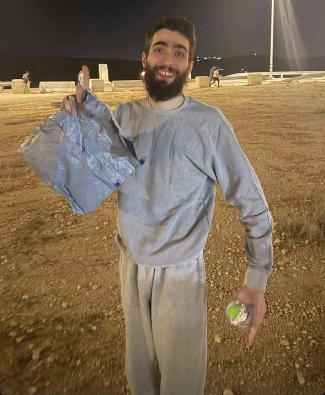 הצעיר, אחמד חוסאם חאדר, שוחרר ממחנה בלאטה, מזרחית לשכם, לאחר שבילה 18 חודשים בבתי הכלא של הכיבוש.