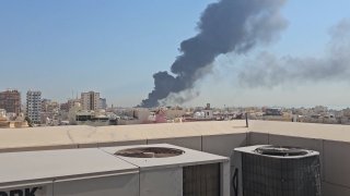 בתגובה לתקיפה האווירית של ארה"ב אמש על מתקן התפלה ליד ג'סק, איראן ביצעה הבוקר התקפות תגמול נגד תחנת כוח ומת…