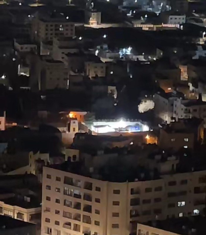 תמונה של כלי רכב של צבא הכיבוש מגיעים לקברו של יוסף, מזרחית לשכם.