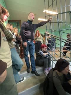 Избирателям на УИК 2991 в Москве не выдают бумажные бюллетени, объясняя это тем, что они пришли на участок «в один момент».«Это право [проголосовать] реализуется только на одном компьютере, потому что вы все пришли в один момент, — говорит мужчина на видео