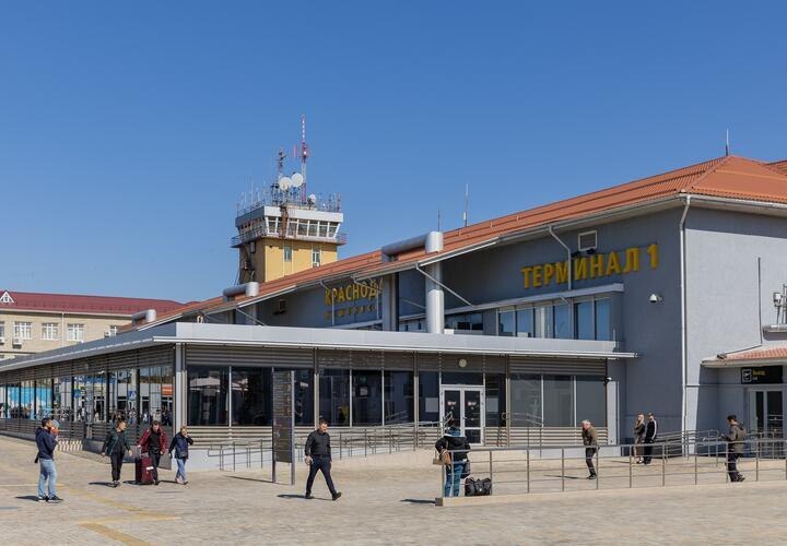 בשדה התעופה של קרסנודר, אישה שטסה לאיסטנבול נמצאה עם סחורה: אצווה ענקית של מקלות לסיגריות אלקטרוניות. היו 7…