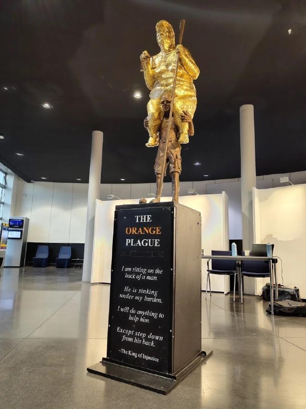📸 A nude gold leaf statue of Trump titled "The King of Injustice" is displayed in the European Parliament in Strasbourg.