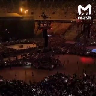 Российские фанаты Макса Коржа остались без жилья и денег в Румынии — сервисы бронирования решили нажиться на туристах и кинули сотни людей. Плюсом посетители концерта получили травмы из-за давки.По данным Mash, на выступление автора "Жить в кайф" в Бухарес