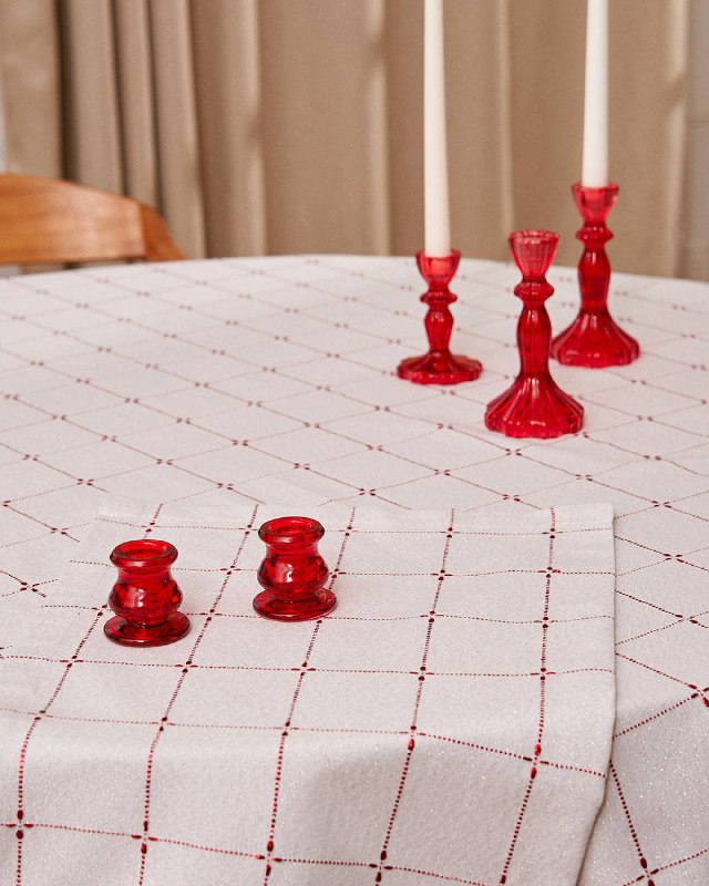 Какой праздничный стол без текстиля? Нашлась изящная новогодняя скатерть с тонким узором. С ней ваша сервировка будет еще красивее. Ссылка - изображение 2 - какой, праздничный, стол