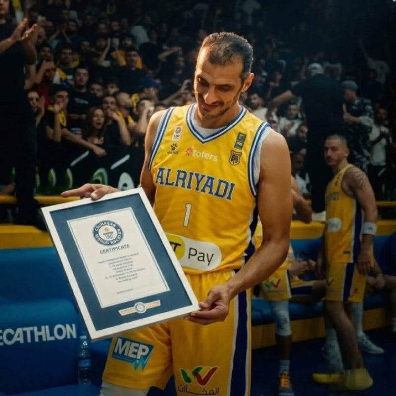 🏀 המצרי איסמעיל אחמד, הספורטאי הכוכב הלבנוני, נכנס לספר השיאים של גינס כשחקן הכדורסל המבוגר ביותר שהשיג "ט…