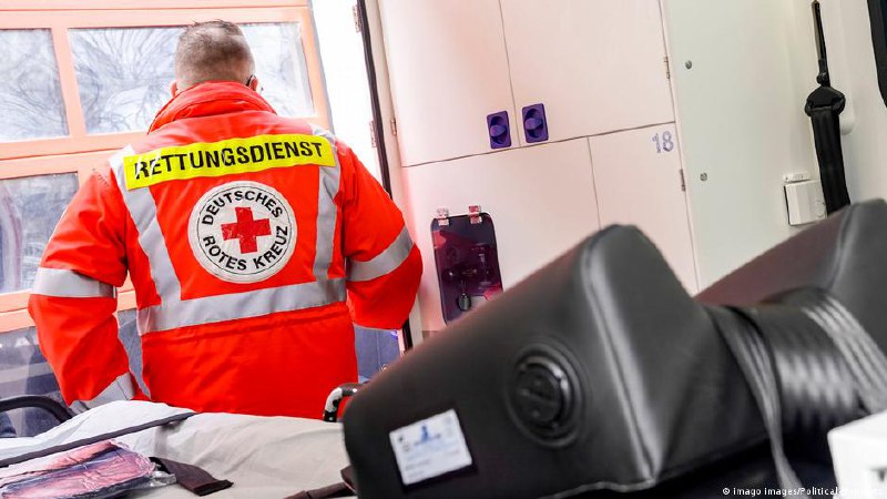 Пациент отдал нацистское приветствие по требованию парамедикаВ октябре прошлого года жителю Нижней Саксонии стало плохо, и его жена вызвала скорую. По прибытии 53-летний парамедик начал измерять артериальное давление у мужчины и между делом попросил его… о