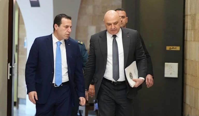 הנשיא ג'וזף עאון עמד בראש פגישה בה השתתפו מפקד הצבא גנרל רודולף הייקל וראש משלחת המשא ומתן, השגריר לשעבר סי…