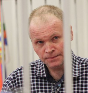 Сначала ему перестали отдавать письма.  Потом, по словам матери, объявили, что слушать любимую передачу о джазе он сел «не там».  После этого музыканта Андрея Шабанова выгнали из барака, запретили пользоваться кухней и холодильником, а спать отправили в от